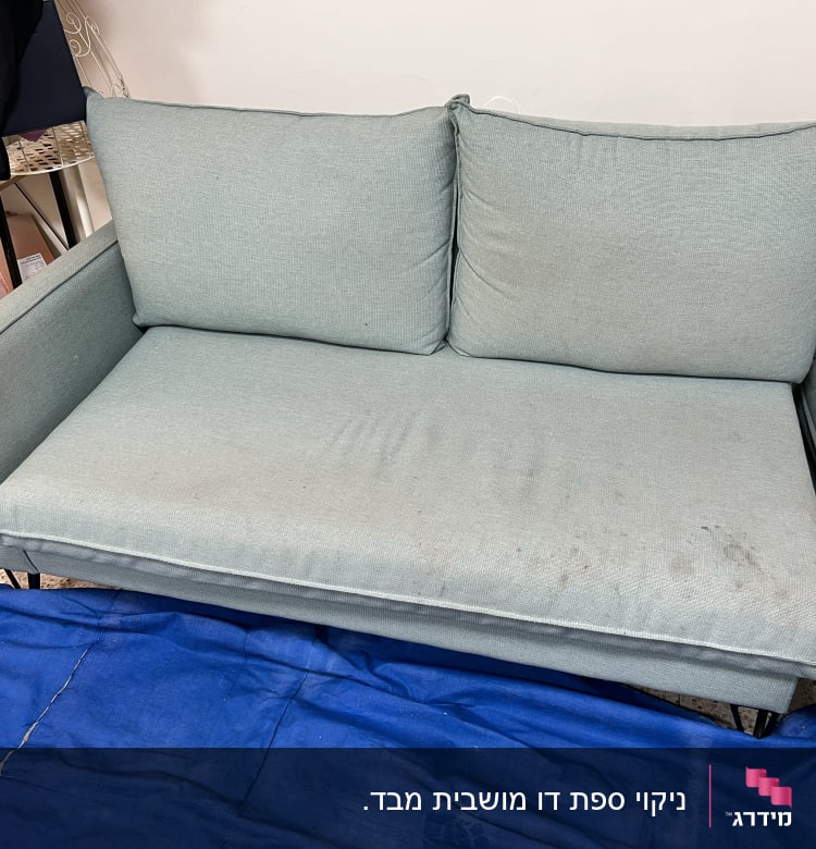 ספה עם כתמים על בד כחול